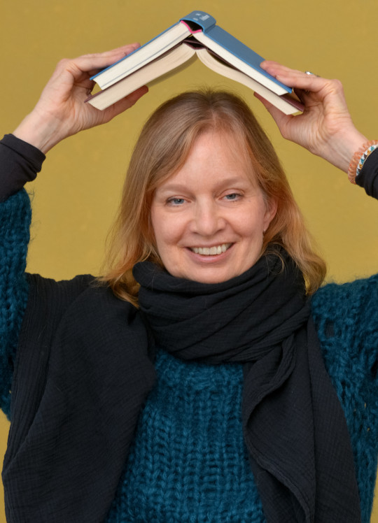 Smilla Blau mit Buch_540 Smilla Blau mit Buch 540